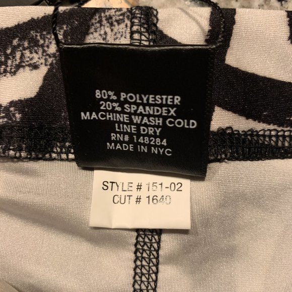 TEREZ PERFORMANCE CAPRI LEGGING 151-02 WOMENS, Black & White Graffiti Print NWT - Picture 7 of 7